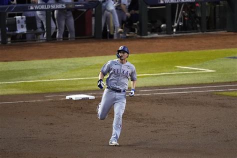 D-backs’ Christian Walker boots grounder, ends record fielding run for both teams at World Series
